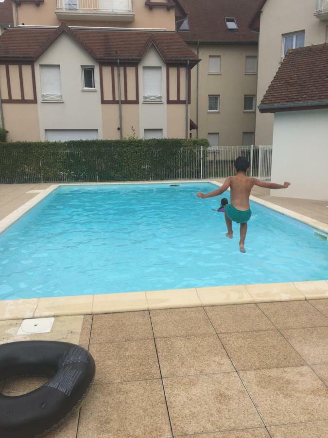 Appart Residence Proche Plage Avec Piscine Et Parking Couvert Prive Merville-Franceville-Plage Exterior foto